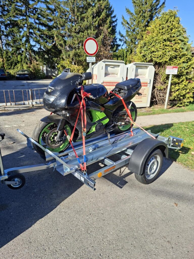 Motorszállító utánfutó használat közben Nagyfügeden – motor szállítás biztonságosan