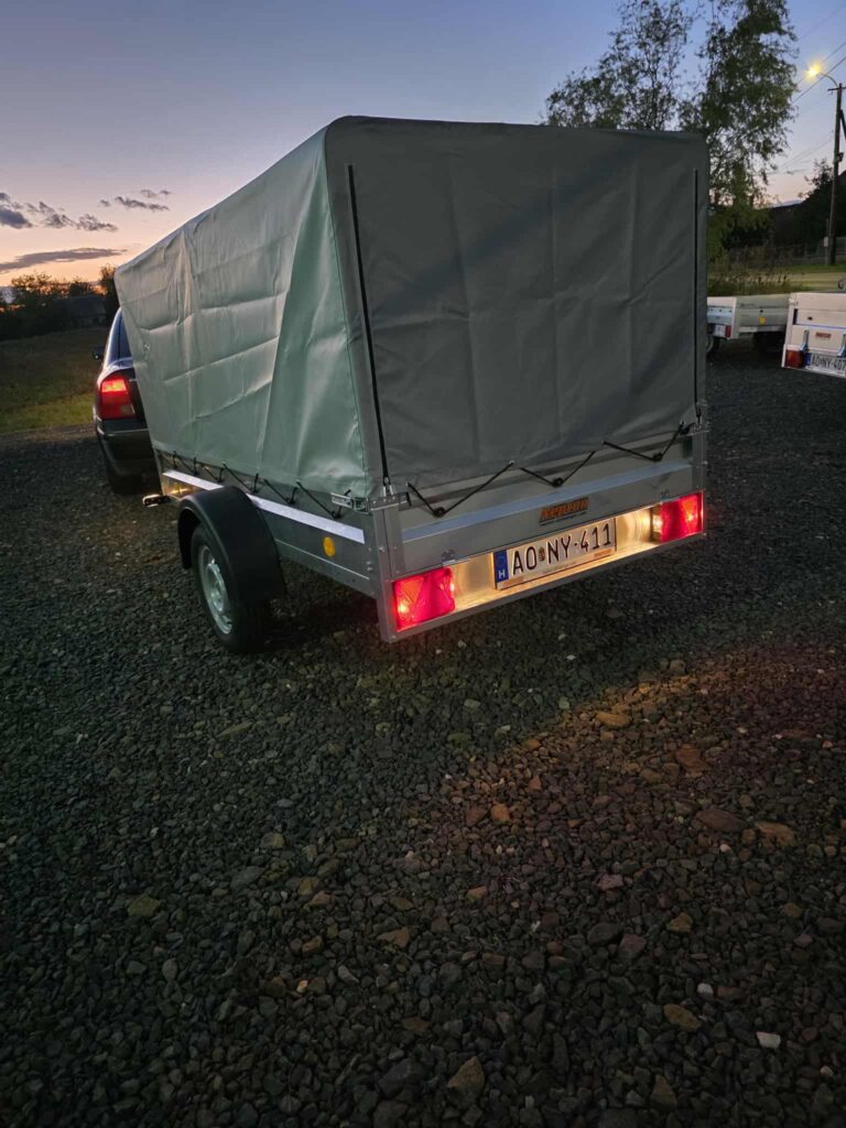 Ponyvás utánfutó bérlés Gyöngyös – esőálló és biztonságos rakodás